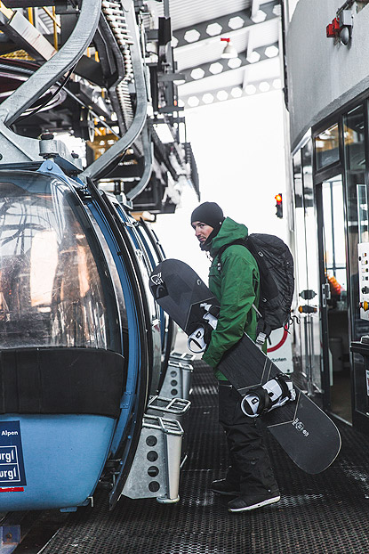 Tom Klocker mit Snowboard steigt in eine Gondl in Obergurgl