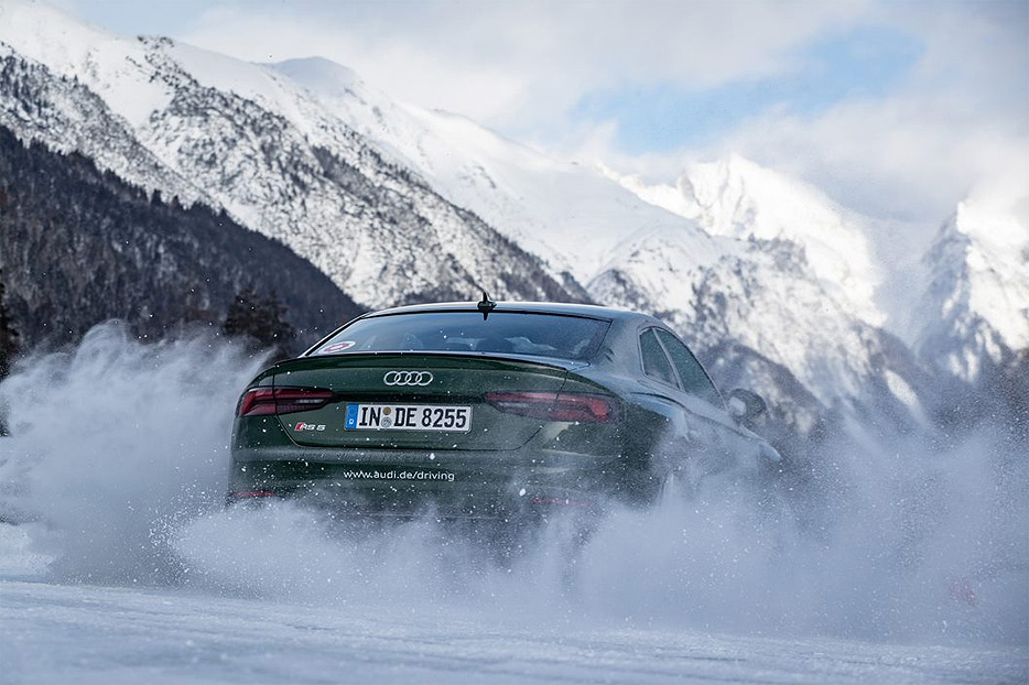 Schwarzer Audi RS 5 driftet im Schnee