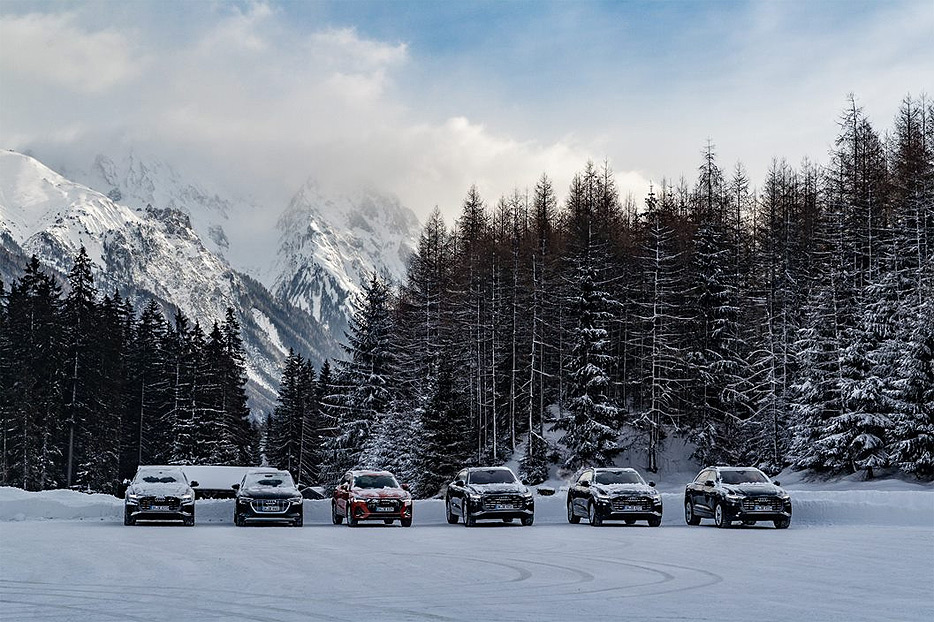 Mehrere Audi-Modelle parken auf einer Schneefahrbahn in St. Anton am Arlberg