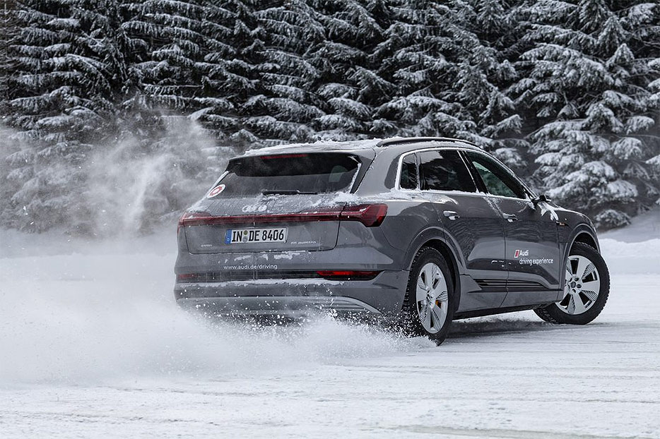 Grauer Audi driftet im Schnee