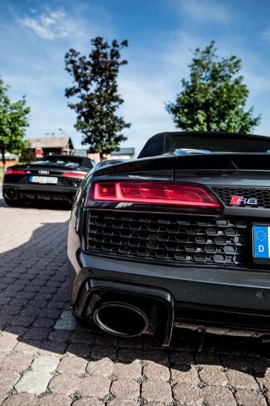 Fotocredits: Simon Rainer Audi R8 in schwarz von hinten fotografiert