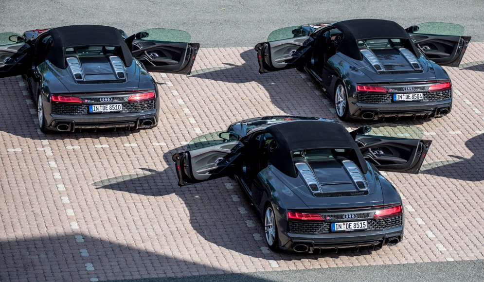 Fotocredits: Simon Rainer drei schwarze Audi R8 Modelle auf einem Parkplatz