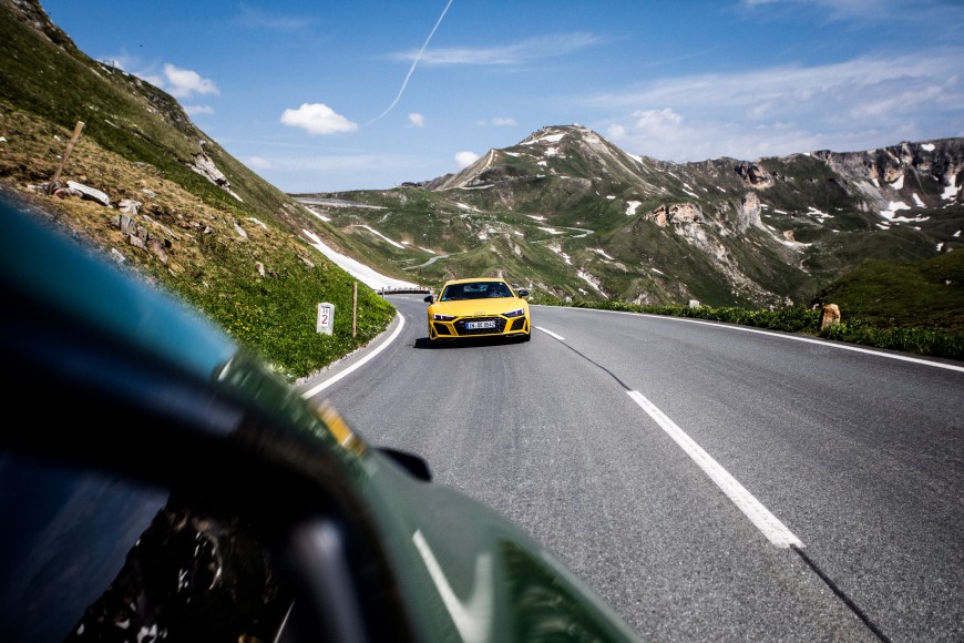 Fotocredits: Simon Rainer Audi R8 in gelber Farbe von vorne während der Fahrt fotografiert