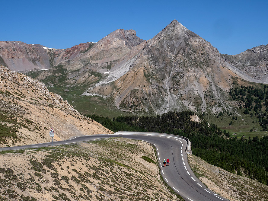 Serpentinenstraße mit Bergkulisse im Hintergrund