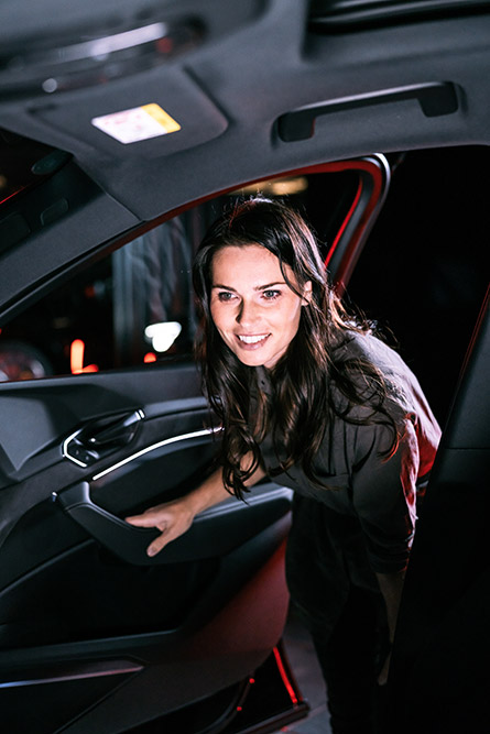 Anna Veith wirft einen Blick in den Audi e-tron Sportback