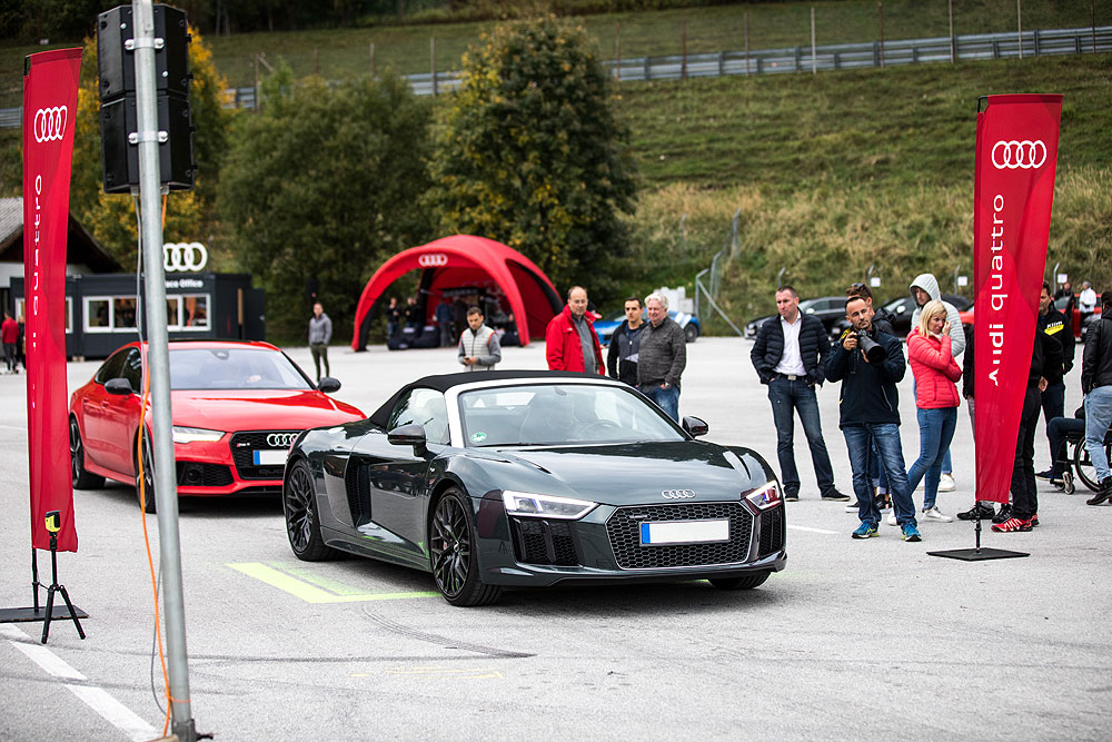 schwarzer und roter Sportwagen