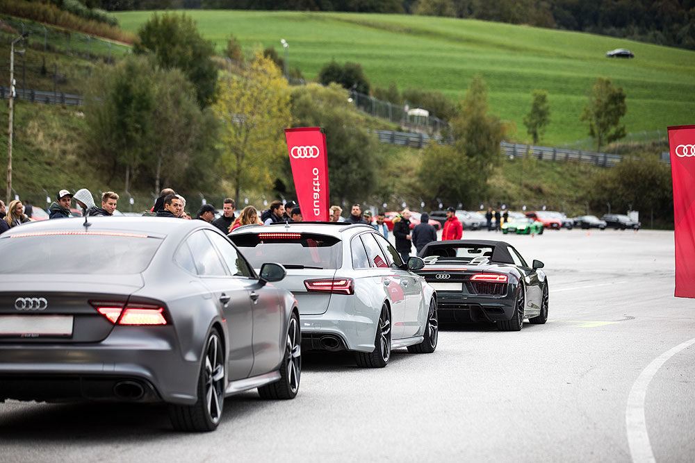 Drei Audis hintereinander auf einer Rennstrecke