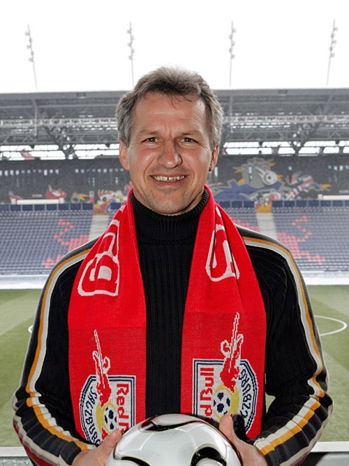 Fotocredit: fcrbs / gepa pictures Leo Lainer mit einem Schal von RB Salzburg