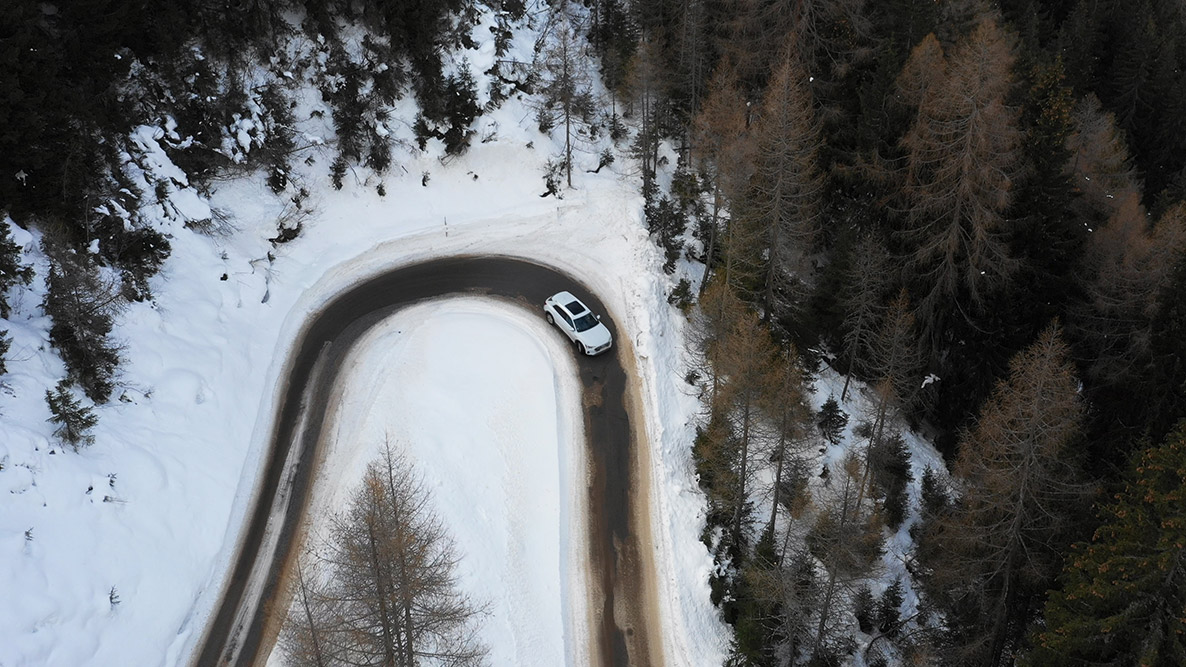 Schneebedeckte Straße von oben fotografiert